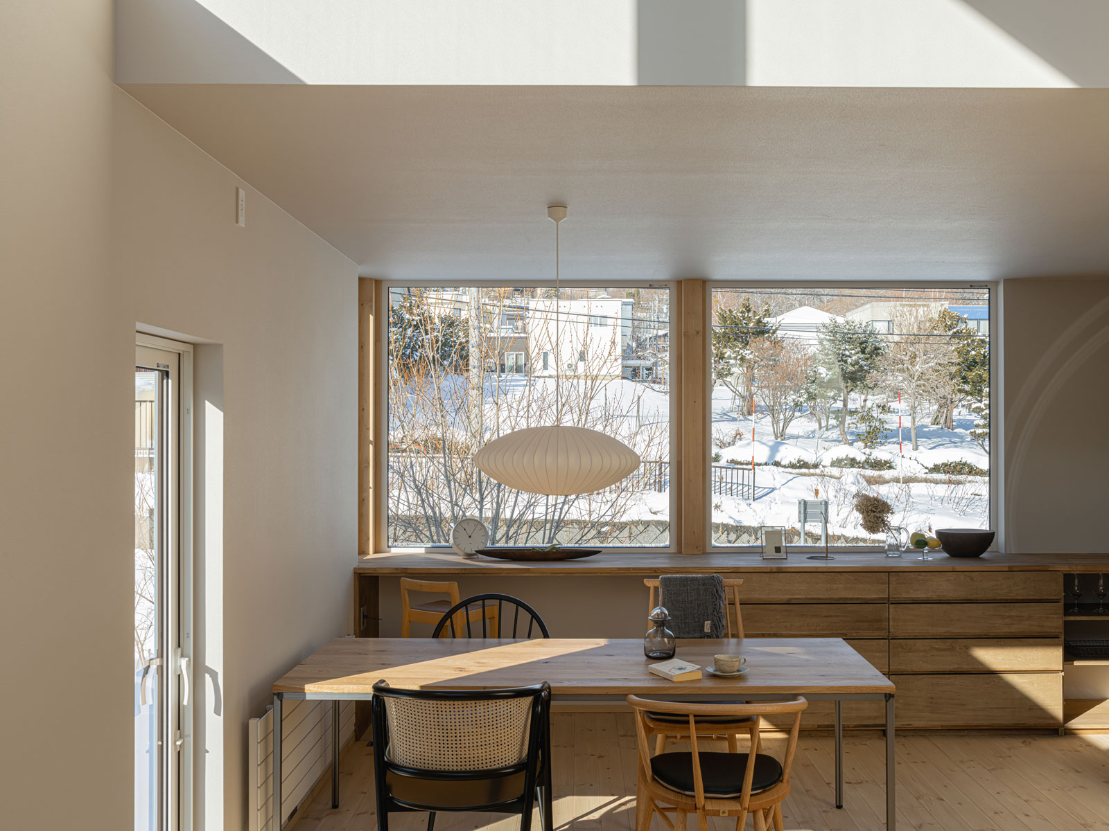 札幌市西区西野のアートホームモデルハウスのリビングからダイニングをみたところ。