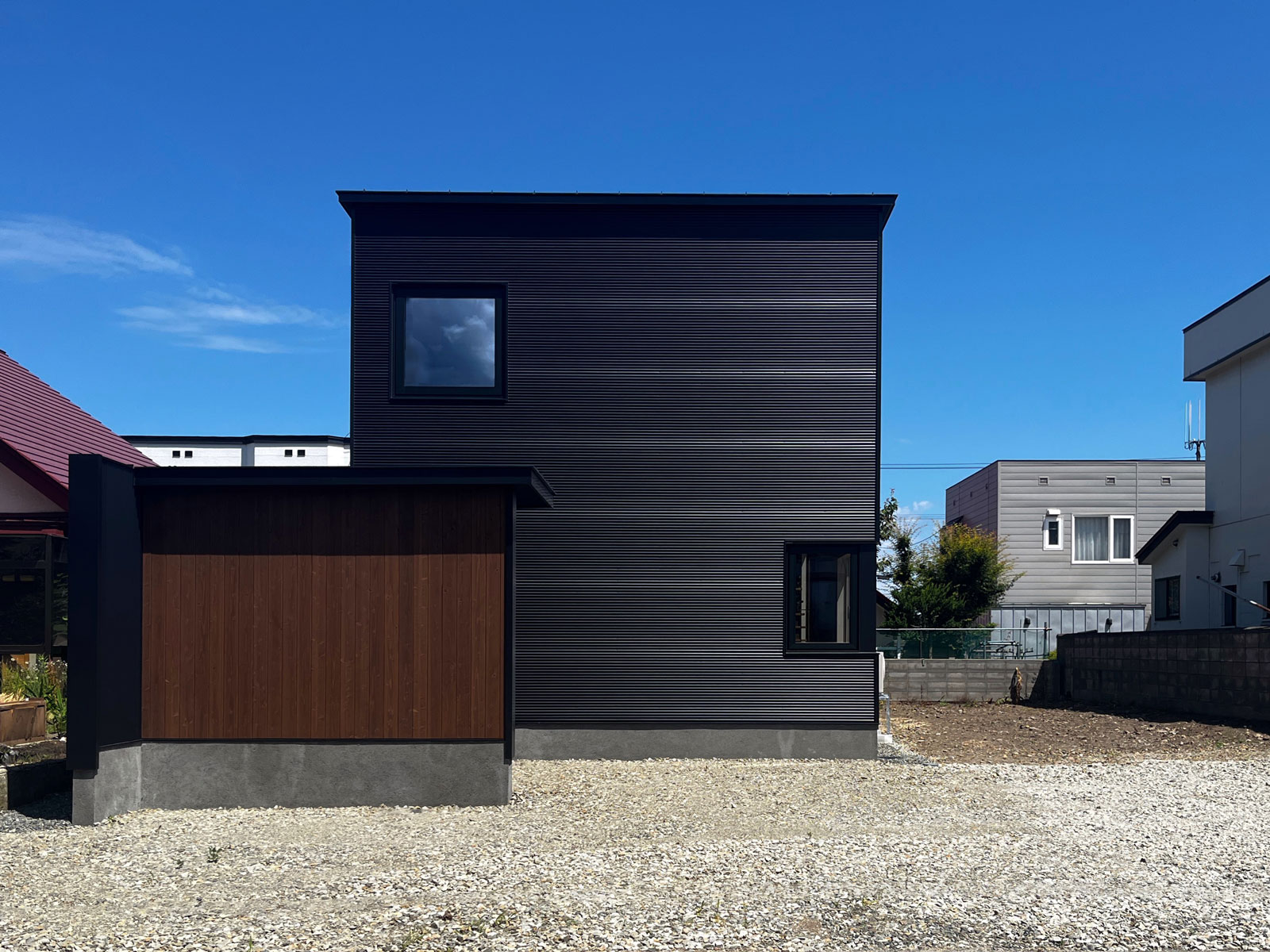 アートホームの規格住宅ミニプロトExz35。外壁はガルバリウム鋼板。