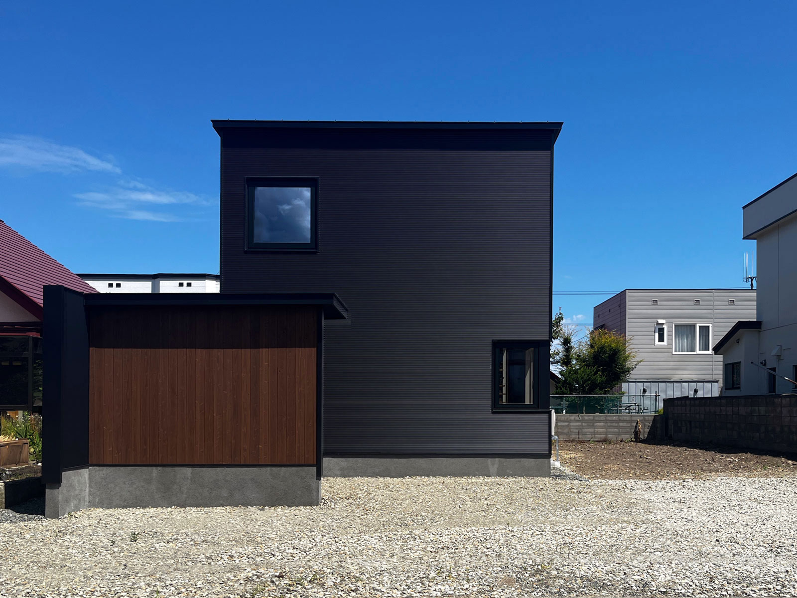 アートホームの規格住宅ミニプロトExz35。外壁はガルバリウム鋼板。