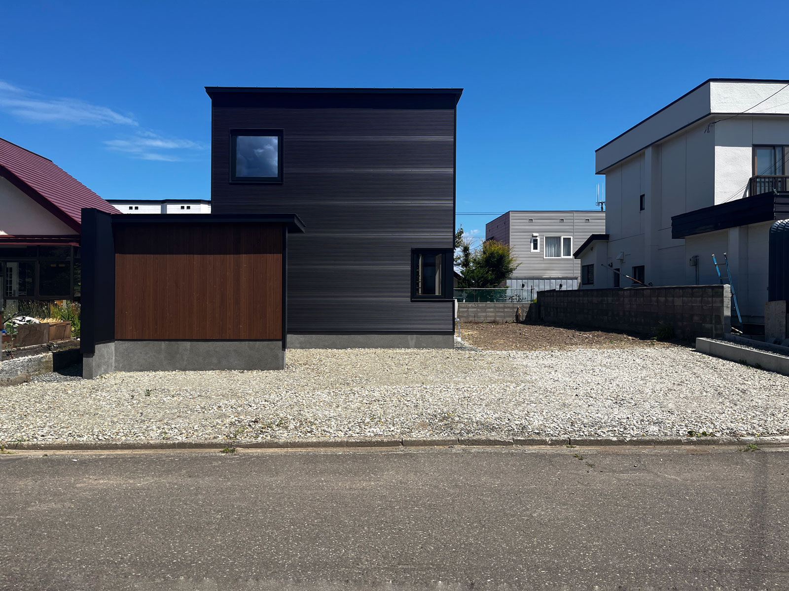 アートホームの規格住宅ミニプロトExz35。外壁はガルバリウム鋼板。