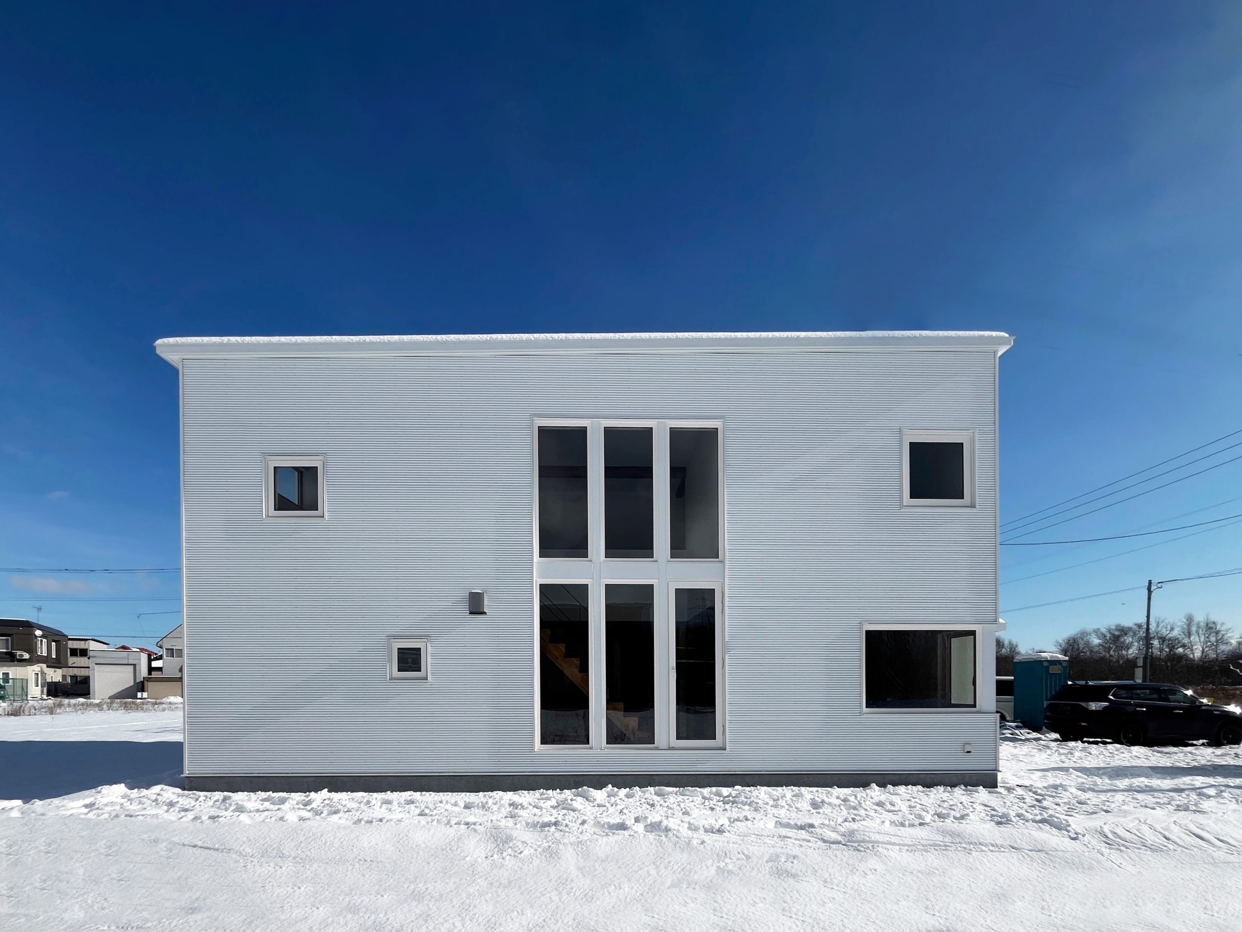 苫小牧市に建つアートホームの「ミニプロト　エグゼ」のダイニング。6連窓から明るい日差しが降り注ぐ。