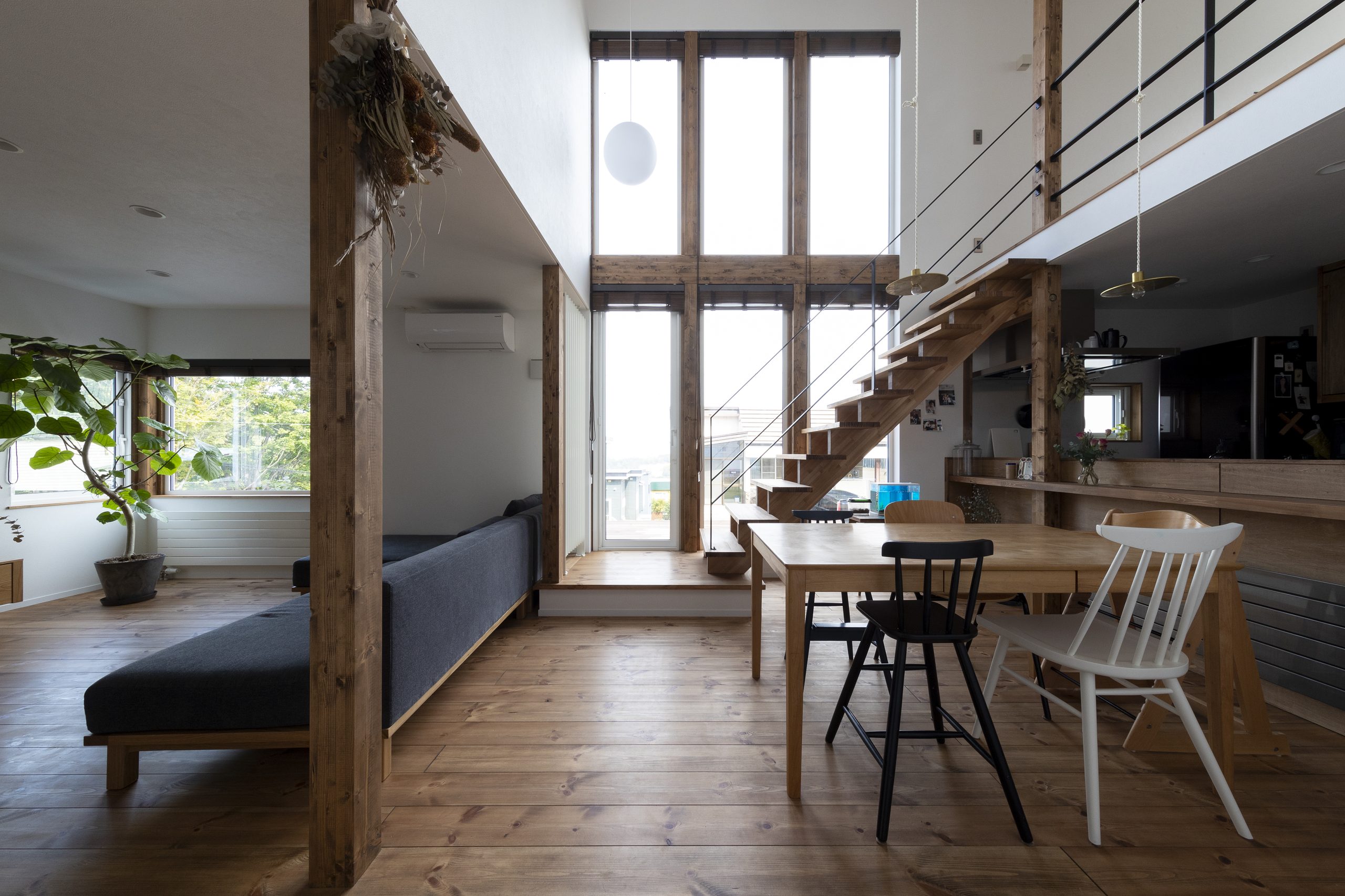 苫小牧市に建つアートホームの「ミニプロト　エグゼ」のダイニング。6連窓から明るい日差しが降り注ぐ。