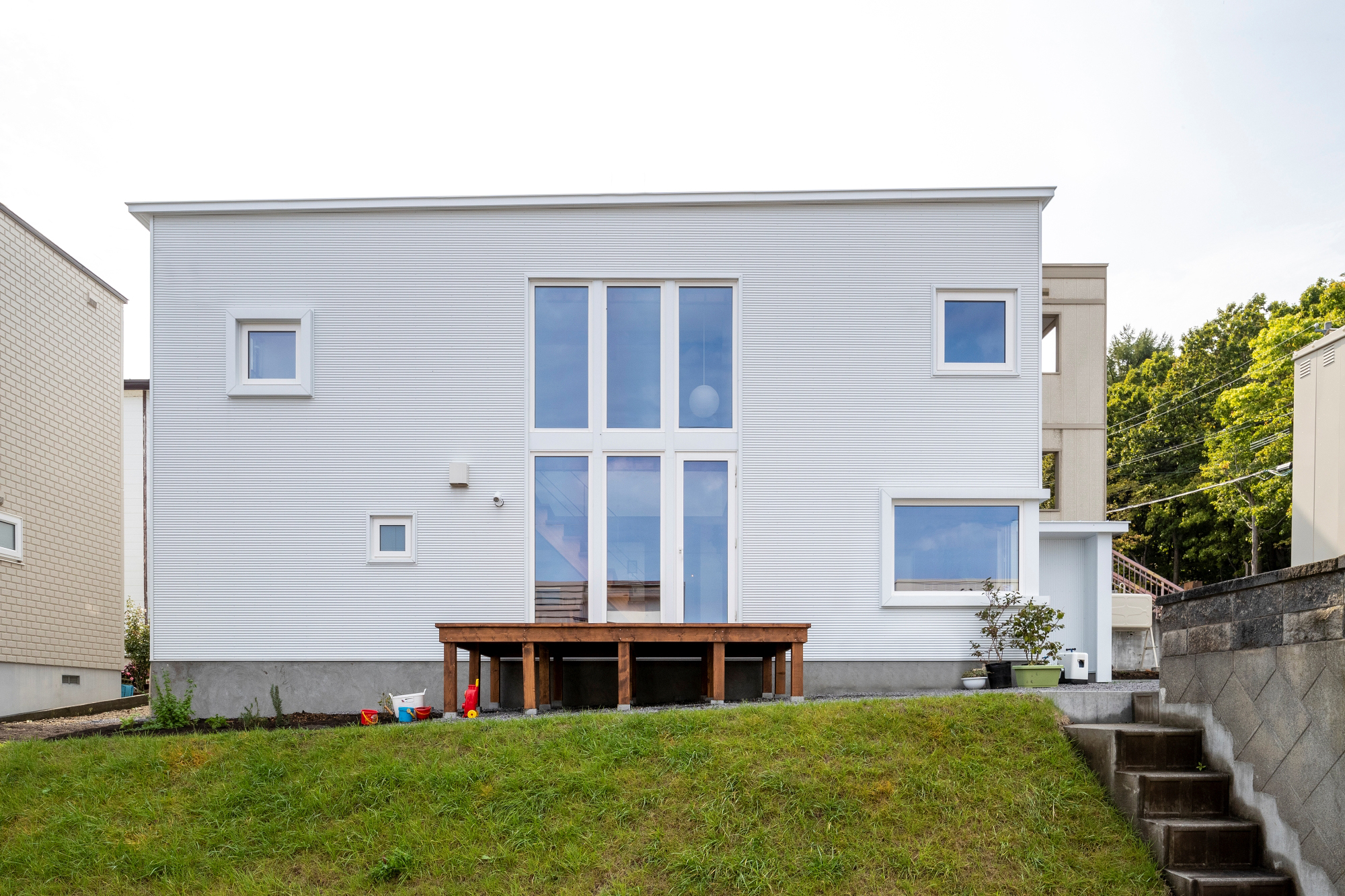 アートホームの「ミニプロト　エグゼ」のダイニング。6連窓から明るい日差しが降り注ぐ。